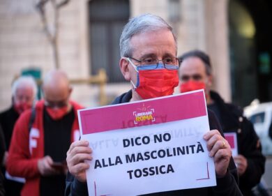 Coppia litiga, lui la rinchiude in camera da letto