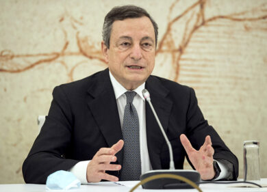 Governo, Draghi anticipa l’Europa. Carta verde per i viaggi già a metà maggio