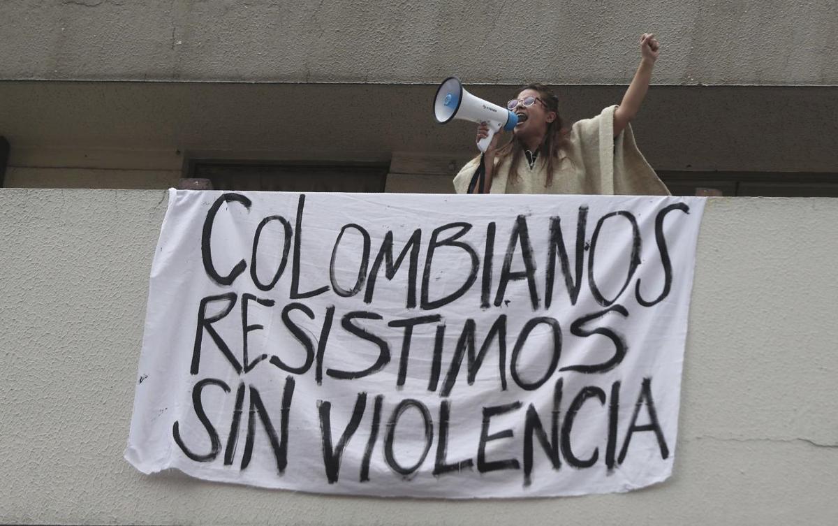 Guerriglia in Colombia, 26 morti: Ivàn Duque reprime nel sangue le proteste Guerriglia in Colombia, 26 morti: Ivàn Duque reprime nel sangue le proteste