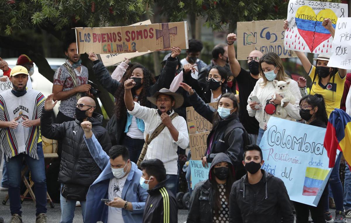 Guerriglia in Colombia, 26 morti: Ivàn Duque reprime nel sangue le proteste Guerriglia in Colombia, 26 morti: Ivàn Duque reprime nel sangue le proteste