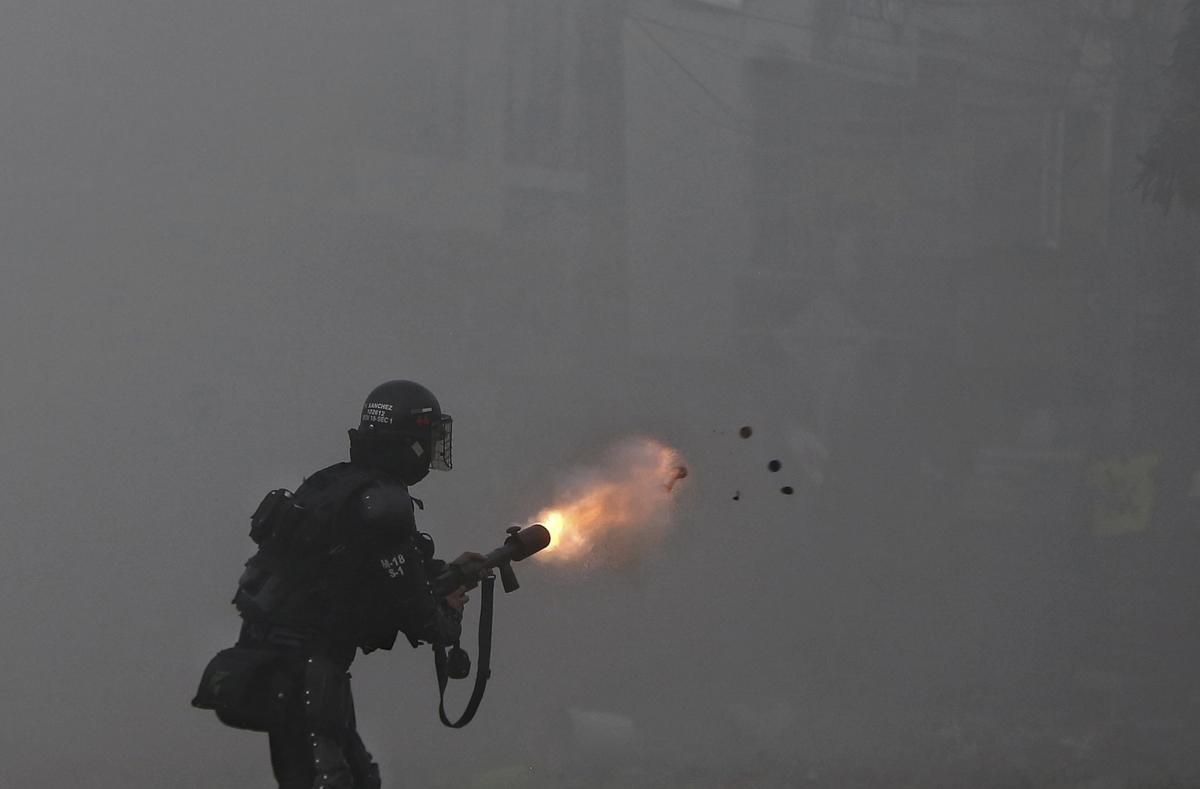 Guerriglia in Colombia, 26 morti: Ivàn Duque reprime nel sangue le proteste Guerriglia in Colombia, 26 morti: Ivàn Duque reprime nel sangue le proteste