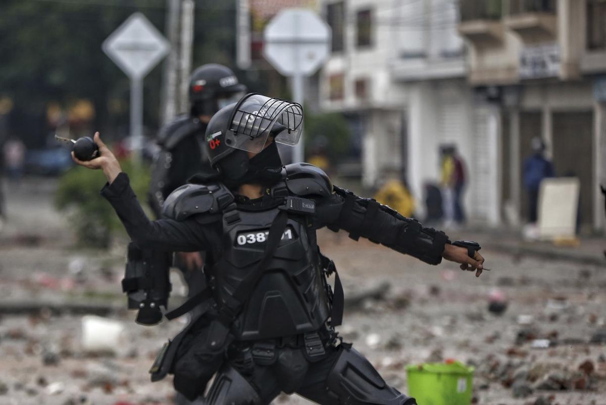 Guerriglia in Colombia, 26 morti: Ivàn Duque reprime nel sangue le proteste Guerriglia in Colombia, 26 morti: Ivàn Duque reprime nel sangue le proteste
