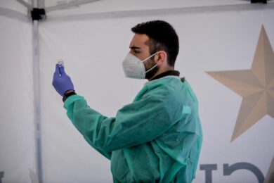 Covid: in Lombardia calano i ricoveri, 35 i decessi