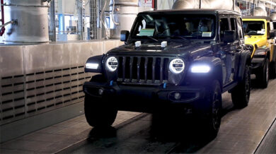 La prima Jeep® Wrangler 4xe esce dalla linea