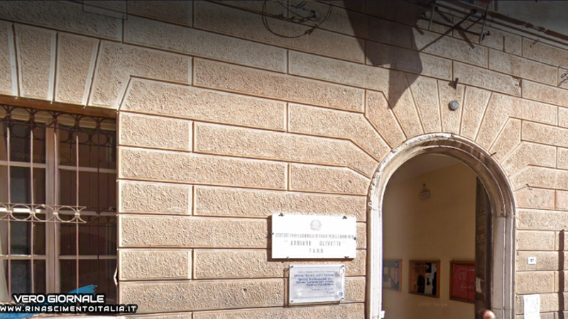 Si incatena al banco senza mascherina, tso ad un 18enne – Il tg VERO GIORNALE Si incatena al banco senza mascherina, tso ad un 18enne – Il tg VERO GIORNALE