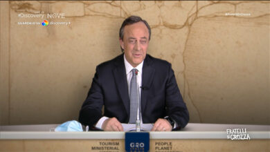 Fratelli di Crozza :Draghi incentiva il turismo in italia: “mondo, visita i nostri autogrill”