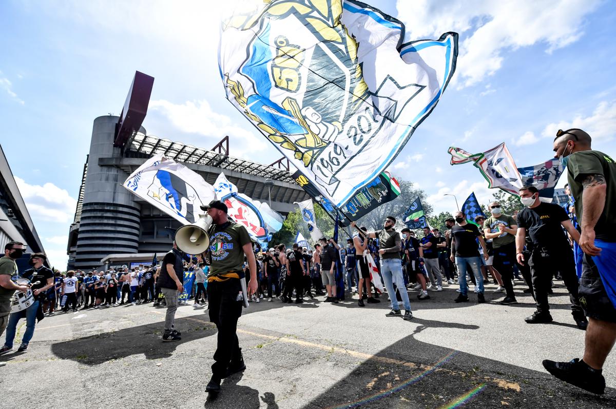 Inter, festa scudetto dei tifosi: delirio a San Siro. Poi 5-1 alla Sampdoria Inter, festa scudetto dei tifosi: delirio a San Siro. Poi 5-1 alla Sampdoria