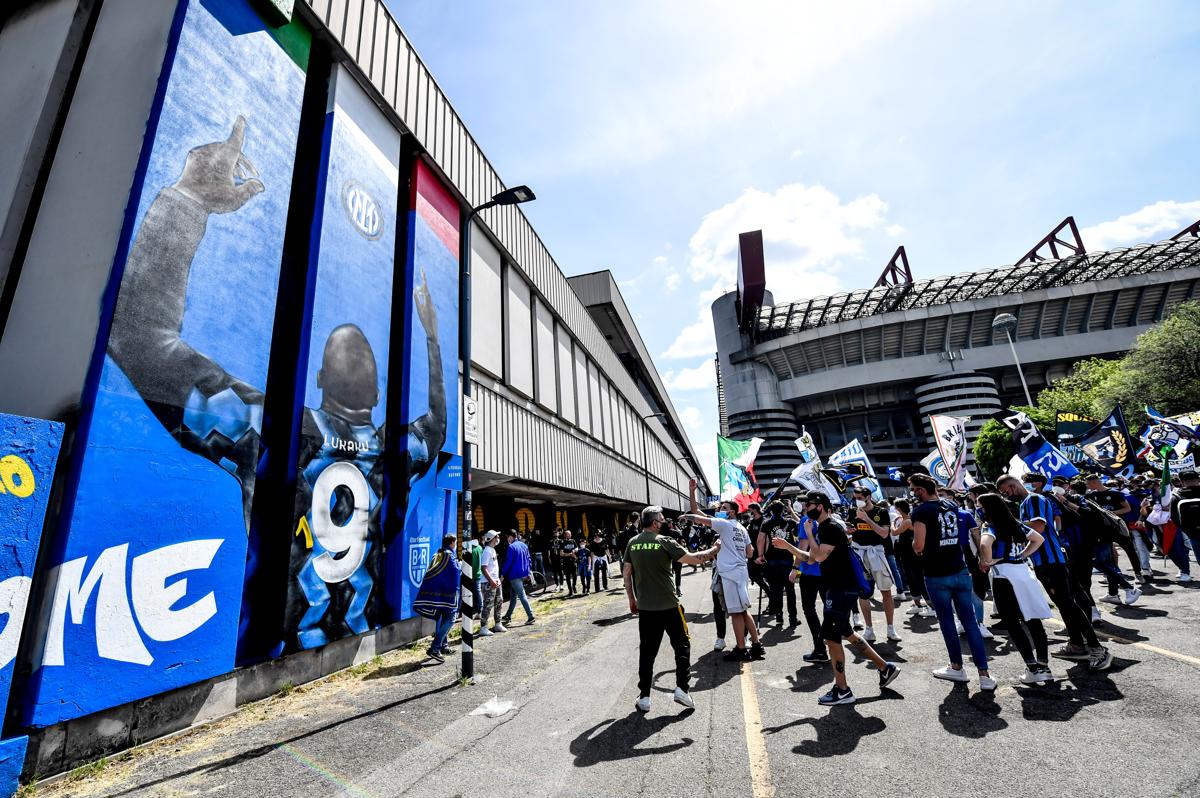 Inter, festa scudetto dei tifosi: delirio a San Siro. Poi 5-1 alla Sampdoria Inter, festa scudetto dei tifosi: delirio a San Siro. Poi 5-1 alla Sampdoria