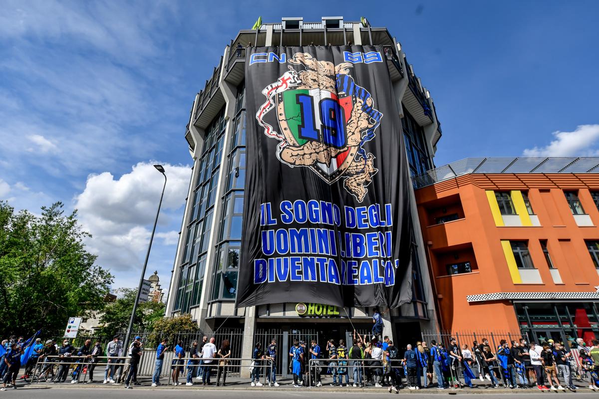 Inter, festa scudetto dei tifosi: delirio a San Siro. Poi 5-1 alla Sampdoria Inter, festa scudetto dei tifosi: delirio a San Siro. Poi 5-1 alla Sampdoria