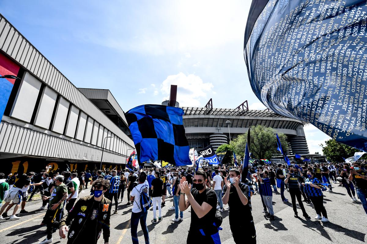 Inter, festa scudetto dei tifosi: delirio a San Siro. Poi 5-1 alla Sampdoria Inter, festa scudetto dei tifosi: delirio a San Siro. Poi 5-1 alla Sampdoria