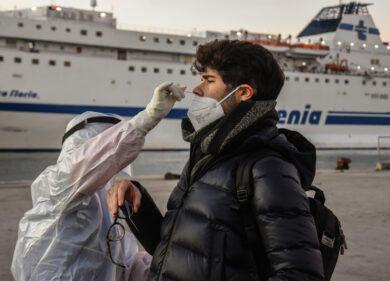 Covid, l’ordine dei medici di Milano: “Green pass? Inutile e da pagare”