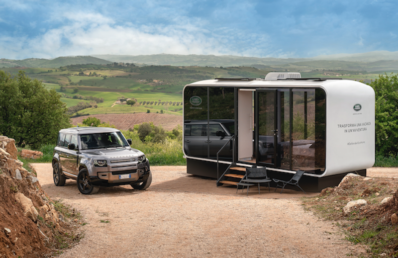 Defender porta in giro per l’Italia una casa mobile da vivere su Airbnb