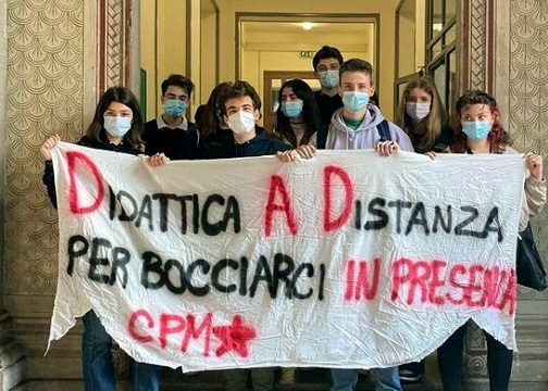 Liceo Manzoni occupato, gli studenti: “Troppe verifiche” Liceo Manzoni occupato, gli studenti: “Troppe verifiche”
