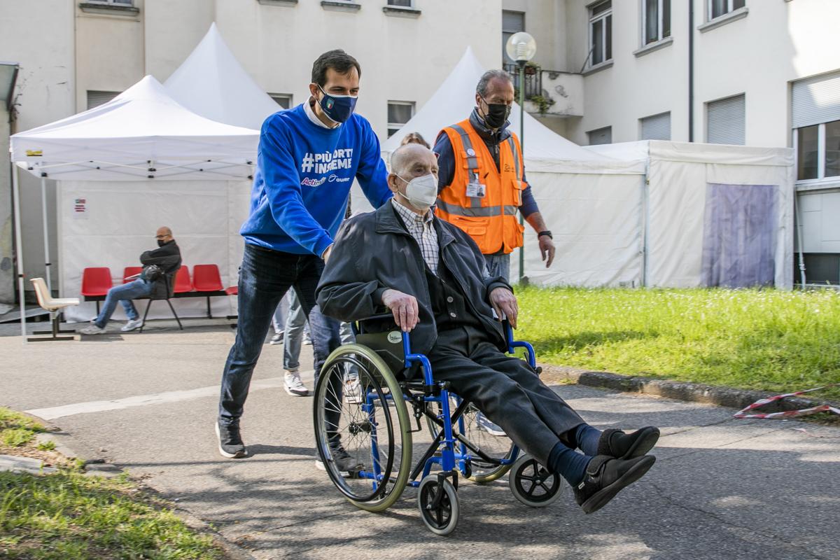 Covid, Actimel e Auser insieme per vaccinare anziani e persone fragili