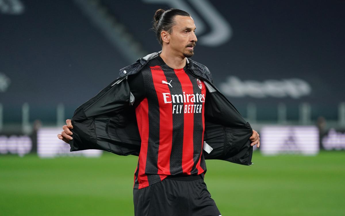 Ibrahimovic (out per il ginocchio) presenta la nuova maglia del Milan (foto) Ibrahimovic (out per il ginocchio) presenta la nuova maglia del Milan (foto)