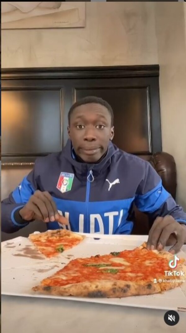 Khaby Lame, Re di TikTok Italia con 44 mln di follower: “Ho iniziato per noia” Khaby Lame, Re di TikTok Italia con 44 mln di follower: “Ho iniziato per noia”