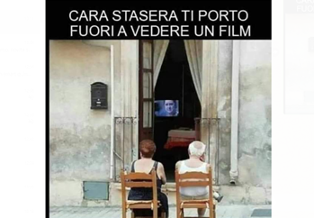 Cinema ancora chiusi? Gli italiani si arrangiano col fai da te Cinema ancora chiusi? Gli italiani si arrangiano col fai da te