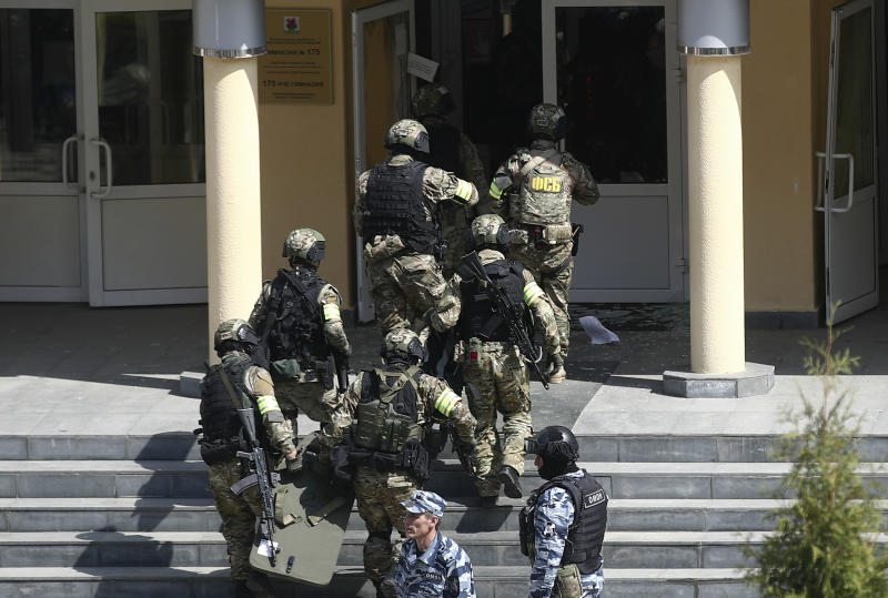 Russia, strage in una scuola. 11 vittime tra studenti e insegnanti, 32 feriti Russia, strage in una scuola. 11 vittime tra studenti e insegnanti, 32 feriti