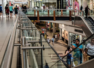 Centri commerciali chiusi nel weekend. “Siamo al collasso”. Maxi protesta