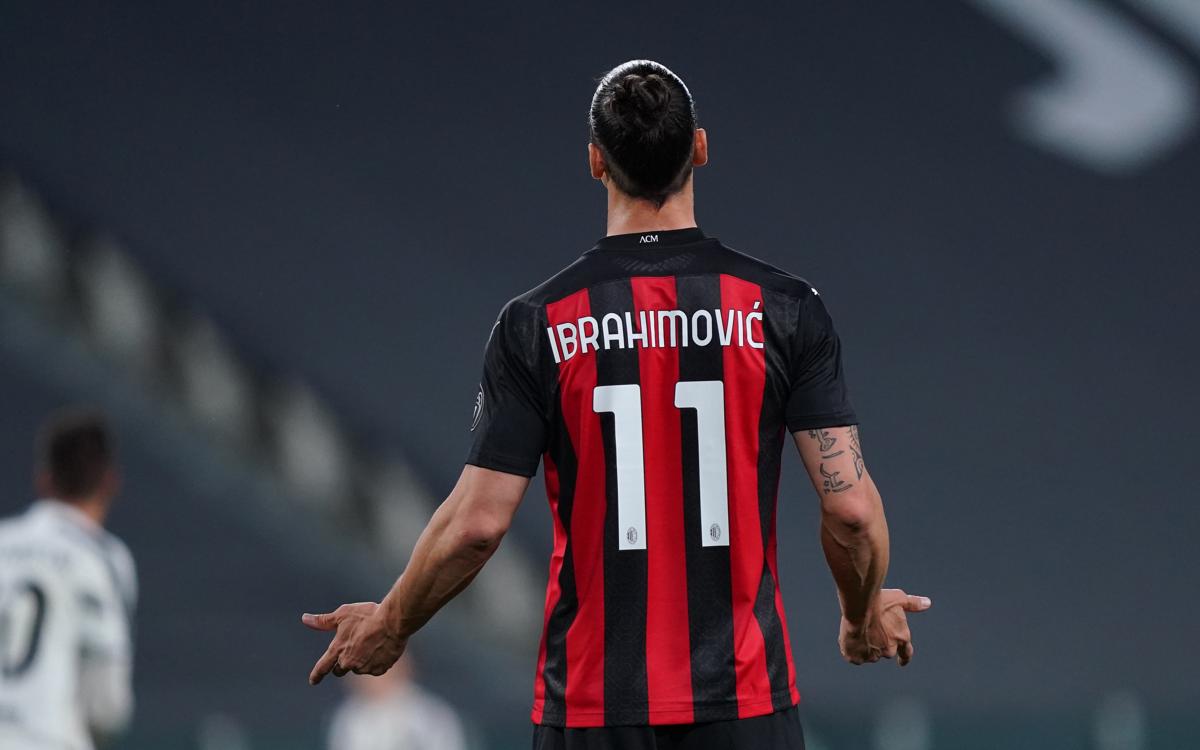 Ibrahimovic (out per il ginocchio) presenta la nuova maglia del Milan (foto) Ibrahimovic (out per il ginocchio) presenta la nuova maglia del Milan (foto)
