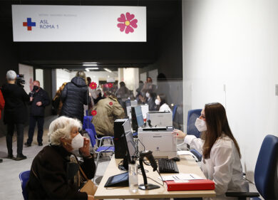 Vaccino, open day Astrazeneca a Roma: appuntamento nel weekend per gli over 40