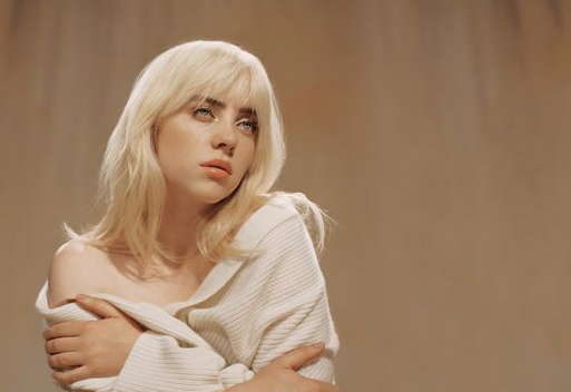 Billie Eilish, il 1° libro: “C’è tutta la mia vita in foto e la regalo ai fan”
