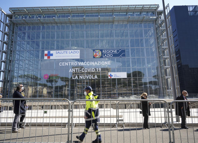Vaccino, open day Astrazeneca a Roma: appuntamento nel weekend per gli over 40 Vaccino, open day Astrazeneca a Roma: appuntamento nel weekend per gli over 40