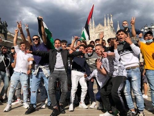 Israele: oltre un migliaio al presidio pro Palestina a Milano. FOTO-VIDEO Israele: oltre un migliaio al presidio pro Palestina a Milano. FOTO-VIDEO