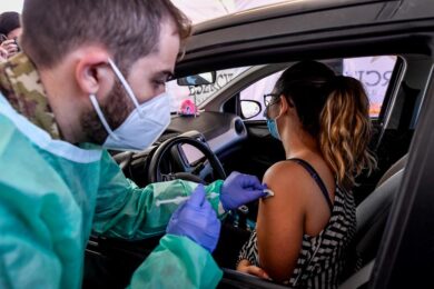 Vaccino, a 35 giorni da prima dose crollo decessi (-95%) e ricoveri (-90%)