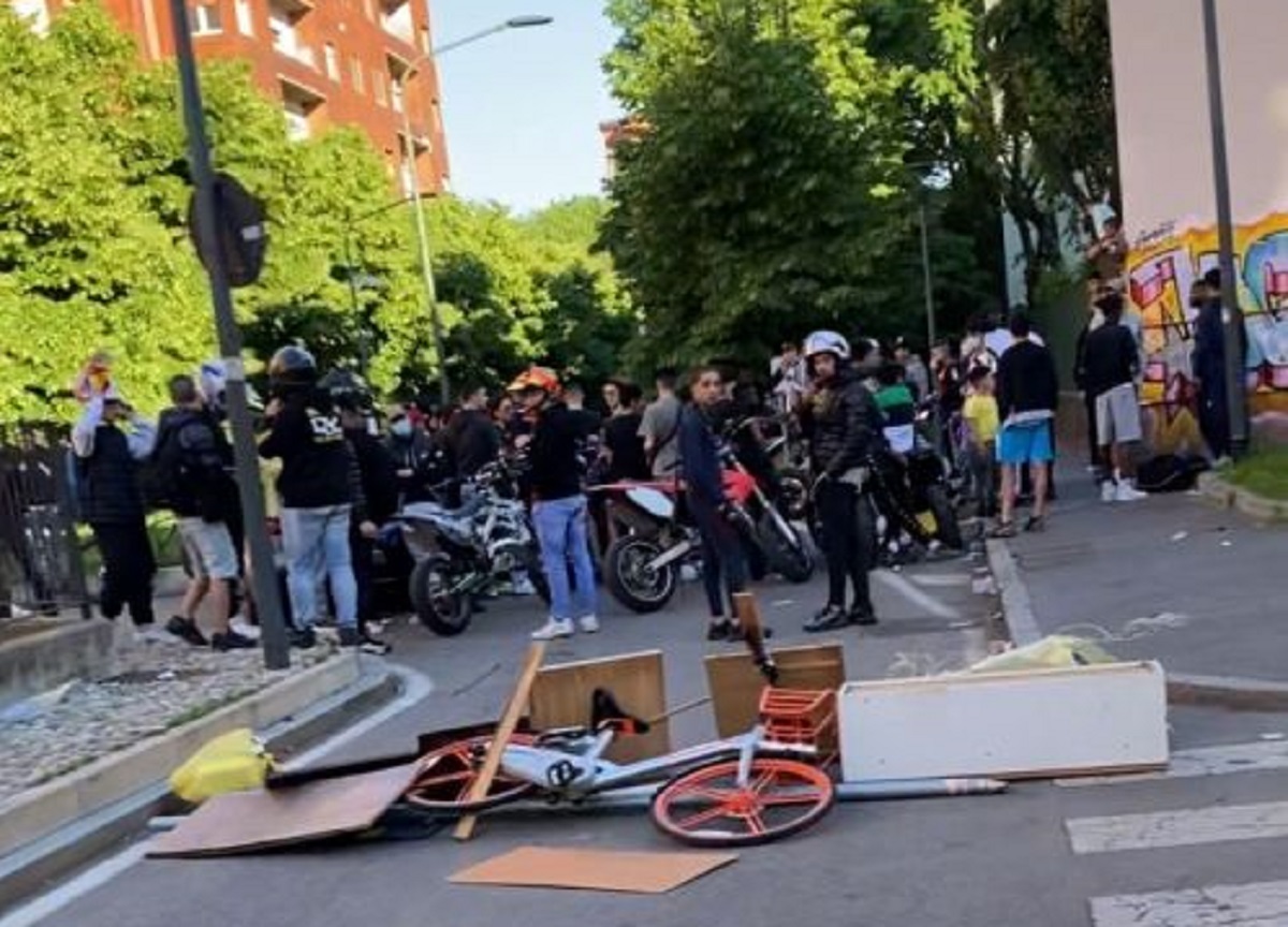 Milano, assembramento con barricata: Polizia a San Siro Milano, assembramento con barricata: Polizia a San Siro