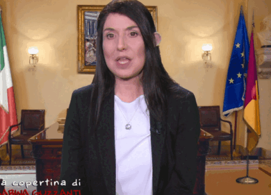 Sabina Guzzanti e l’imitazione esilarante (da non perdere) della Raggi. VIDEO