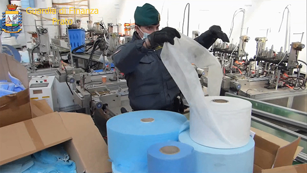 Milioni di mascherine per bimbi made in Prato. Falsi i marchi e i certificati Milioni di mascherine per bimbi made in Prato. Falsi i marchi e i certificati