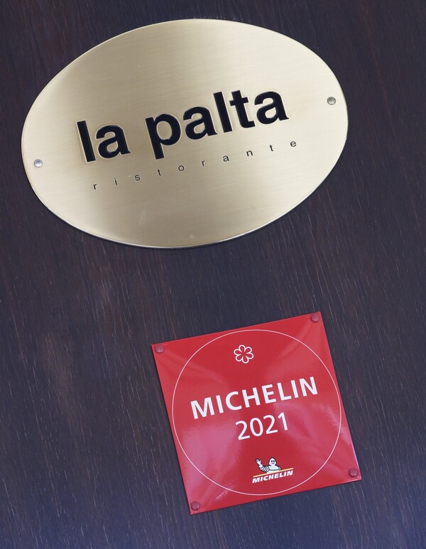 Isa Mazzocchi chef Premio Michelin Donna 2021 by Veuve Clicquot. Isa Mazzocchi chef Premio Michelin Donna 2021 by Veuve Clicquot.