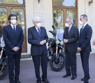 Due nuove Guzzi V85 TT ai corazzieri.la consegna al presidente Mattarella