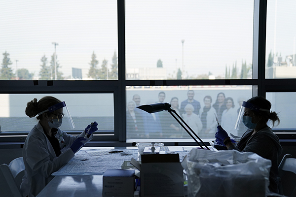 Covid, gli scienziati: “Diventerà endemico, entreremo nell’era delle pandemie” Covid, gli scienziati: “Diventerà endemico, entreremo nell’era delle pandemie”