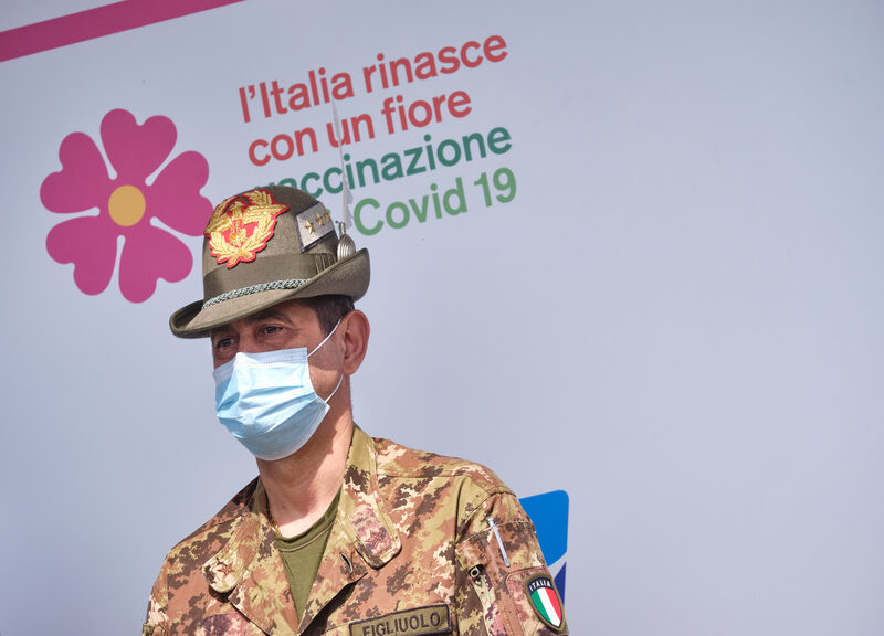 Vaccini, Figliuolo alle Regioni:”Aumentare il contributo di medici e farmacie” Vaccini, Figliuolo alle Regioni:”Aumentare il contributo di medici e farmacie”