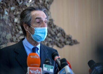 Covid, Fontana: “A luglio potremo toglierci la mascherina”