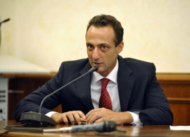 Roma, l’ultimo chiuda la porta: anche De Vito lascia i 5S. Raggi senza numeri