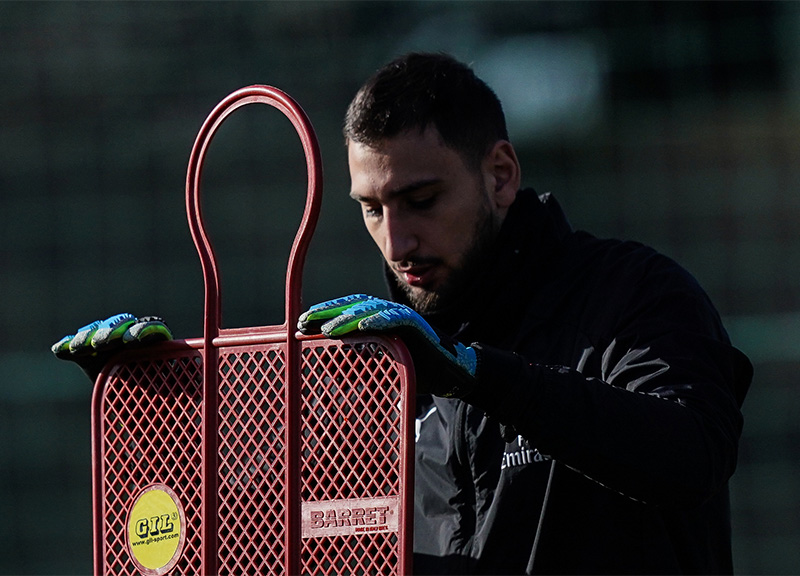 Donnarumma non rinnova: sui social si scatena la rabbia dei tifosi Donnarumma non rinnova: sui social si scatena la rabbia dei tifosi