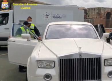 Rolls Royce con interni in coccodrillo sequestrata a Livorno. Video
