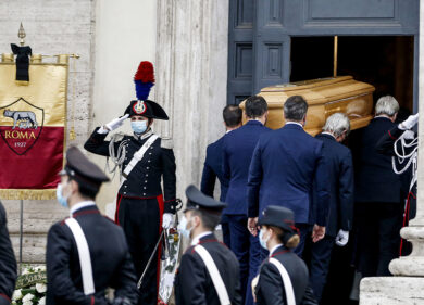 Le ceneri di Proietti in Umbria: una fake news. L’artista sepolto al Verano