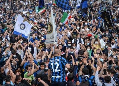 TIFOSI INTER SCUDETTO PIAZZA DUOMO TIFOSI INTER SCUDETTO PIAZZA DUOMO