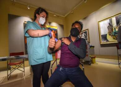 Palermo, a Villa Zito i vaccini ai senzatetto tra i quadri di Guttuso