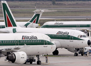 Alitalia, ancora ritardi sugli stipendi. Landini: “Non accetteremo esuberi”