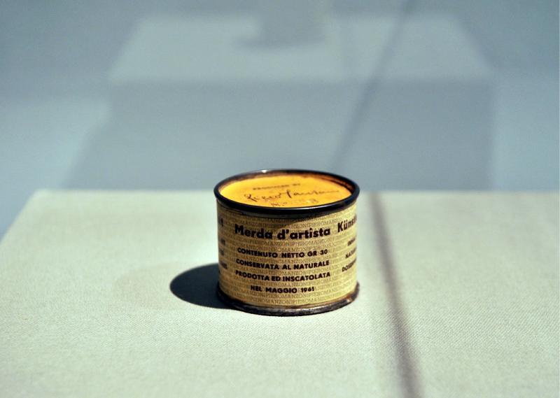 Piero Manzoni, 60 anni e non sentirli: la Merda d’artista più attuale che mai