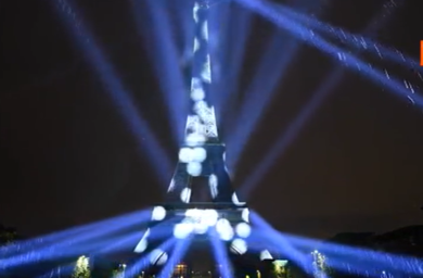 Parigi, la Torre Eiffel illuminata con energia rinnovabile a idrogeno. VIDEO