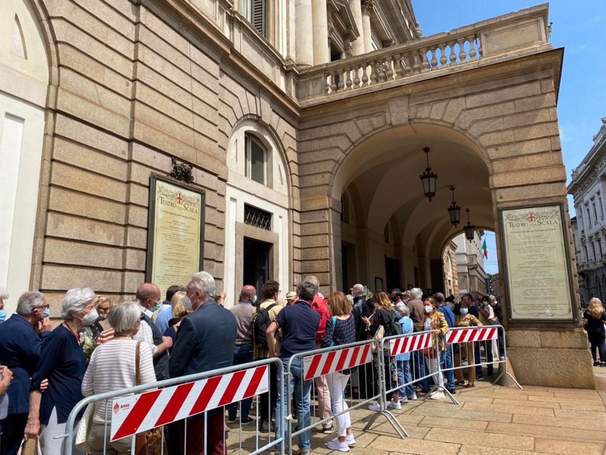 Carla Fracci, la camera ardente nel foyer della Scala Carla Fracci, la camera ardente nel foyer della Scala