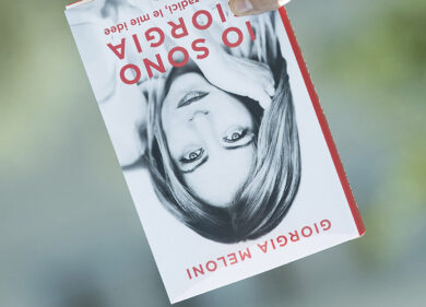 Meloni, libro a testa in giù: clima di veleni contro di lei? Effetto boomerang