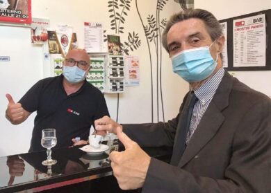 Milano, si torna a bere il caffè al chiuso: bar e ristoranti ripartono. VIDEO