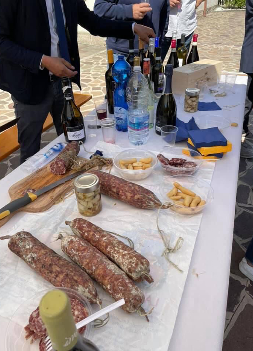 Il salame leghista di Centinaio fa impazzire gli animalisti: “Noi votiamo”